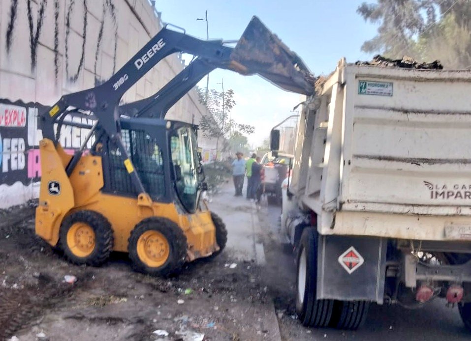 Servicios_Pub's tweet photo. Gran trabajo del equipo de @Servicios_Pub en la Unidad Habitacional #VillaFrontera, que se transforma gracias al programa de mantenimiento permanente impulsado por nuestro presidente @pepechedrauimx, para que la comunidad viva sus espacios comunes 😎🔥.

#LaCapitalImparable🪽 https://t.co/jNgjvNxj5b