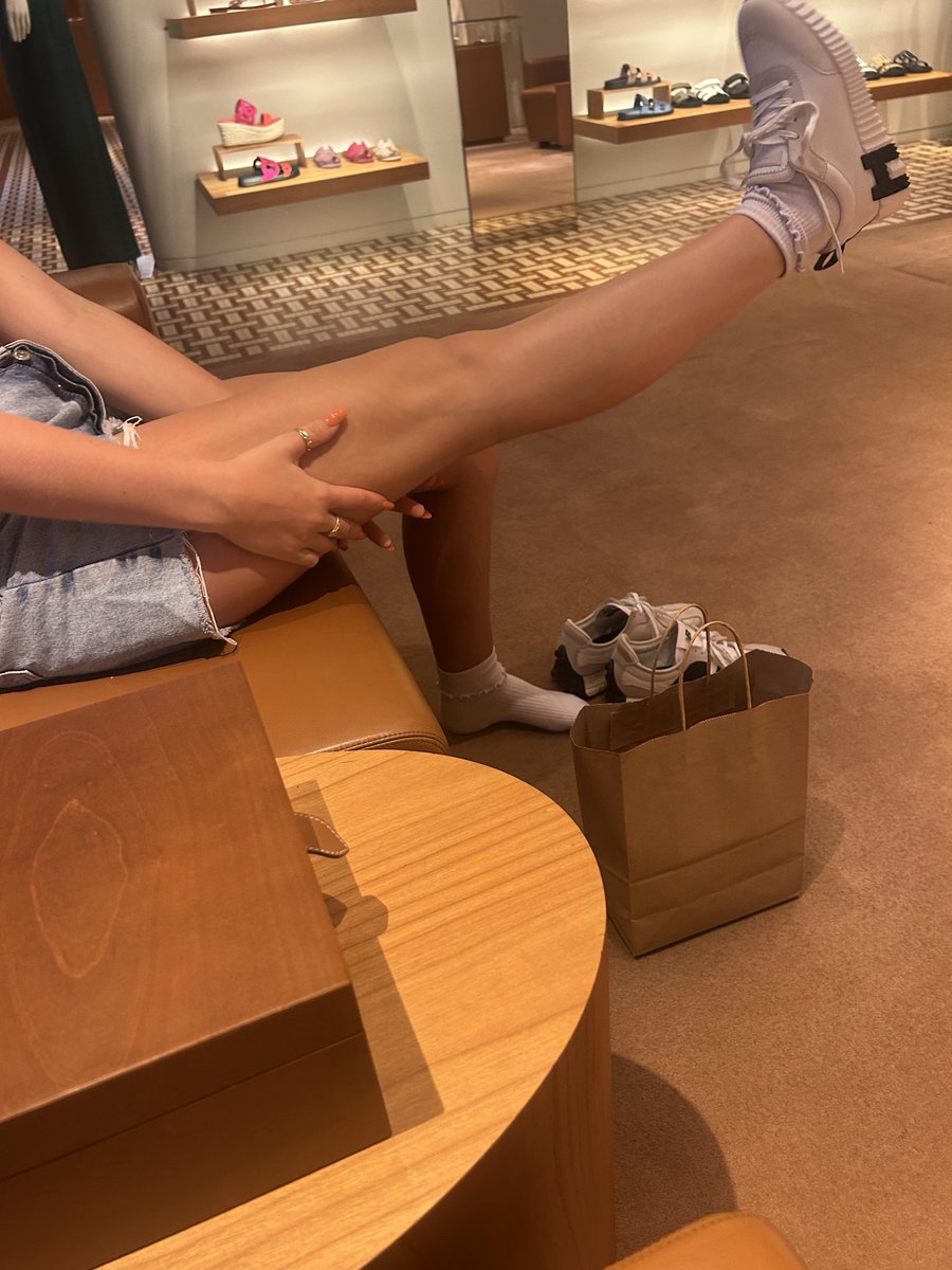 mermaidlleira's tweet photo. Designer is all that belongs on my feet https://t.co/UK6eQP9kZk