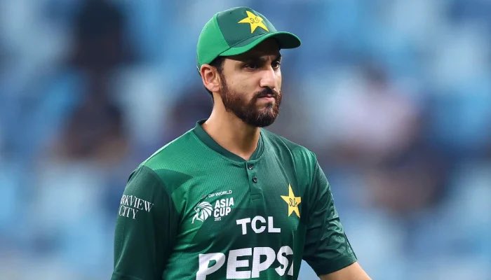 Mere par bhe koi bat kare
Mene world cup k 3 matches mein 17 runs score kiye hain.

Mujhe bhe koi mashwara diya jae 🔥