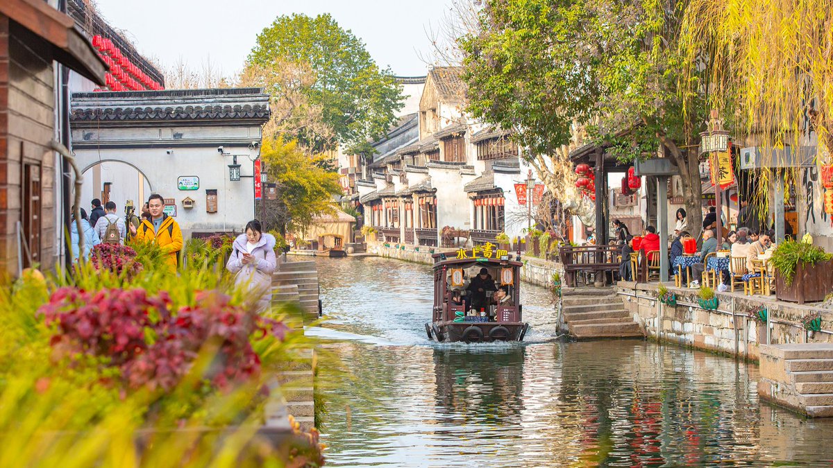 La ciudad antigua de Nanxun (Zhejiang) es famosa por su seda y patrimonio que combina comercio, erudición y fusión cultural. Con casi 800 años de historia, está surcada por canales, puentes y arquitectura con la elegancia de Jiangnan y otras.
#Postdeldía
Fuente: • CGTN