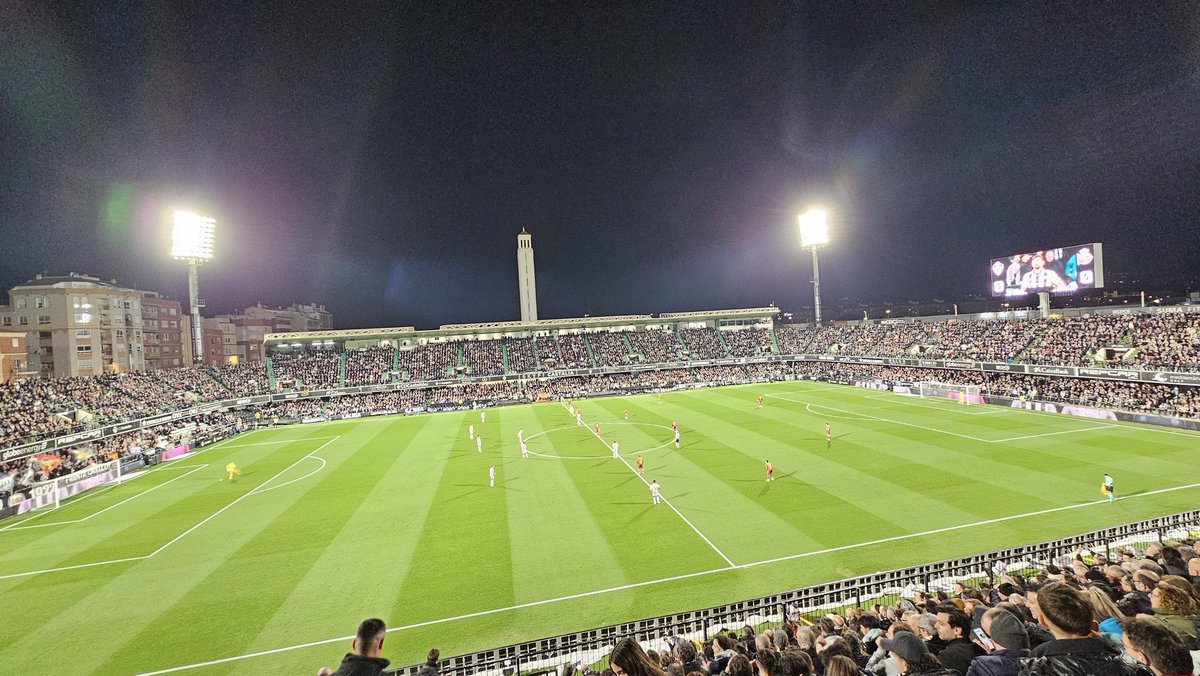Rueda el balón en Castalia.  Partidazo con sabor a Primera División.