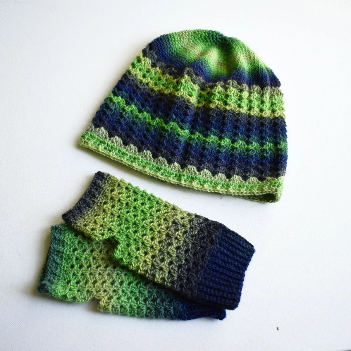 SarahDaisyBlue's tweet image. If you like your accessories to match how about this fingerless gloves and hat set. Other colours available too!

#gloves #beanie #winterfashion #womensfashion

bluebirdscrochetgb.etsy.com/listing/154159…