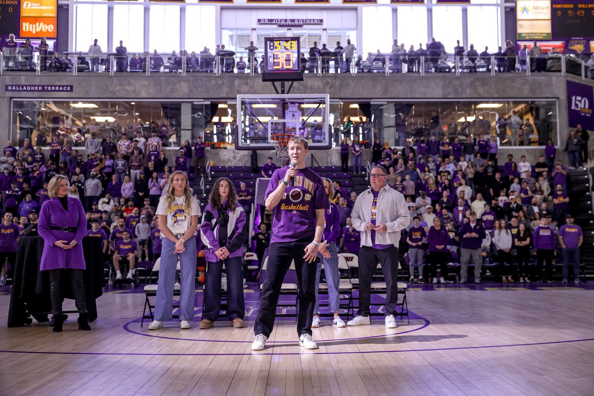 Forever in the rafters.

#EverLoyal | #1UNI | #Family | #UNIMBB125