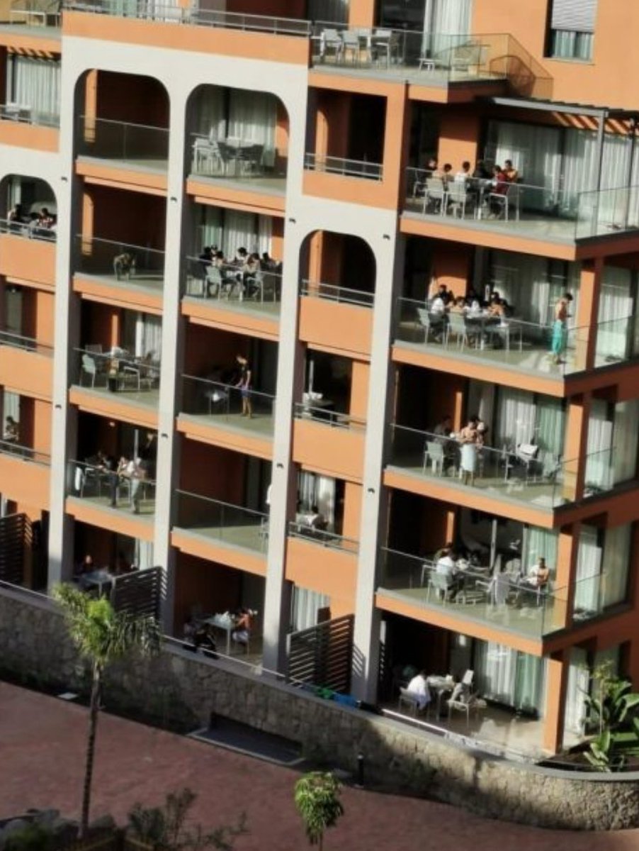 Los vecinos de Grazalema llevan diez días viviendo en un polideportivo.
Ah no, espera, que esta foto no es.