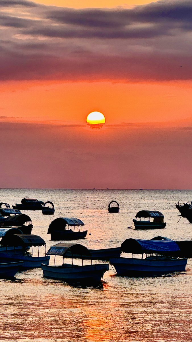 mhdhamad's tweet photo. I hear you about Mombasa… but until you’ve watched the sun melt into the Indian Ocean from Zanzibar, you haven’t seen the sky truly perform. 🌅🔥 https://t.co/GgfNb9CdGl