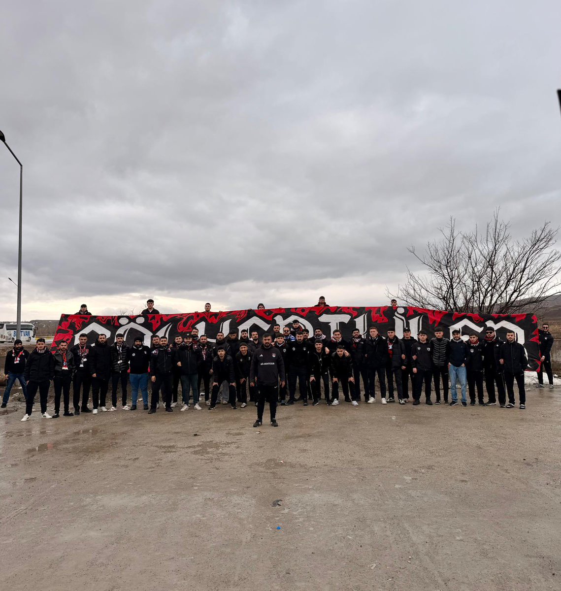 Çarşamba günü evimizde Bodrumspor ile  oynayacağız maç akşam 17.00’de hem play-of mücadelesi için hem de alt sıralardan kurtulma maçı,
Çorumspor maçında yaptığımız gibi yüksek tribün gücüyle bu maçı öyle veya böyle almalıyız.
Herkes eşini dostunu getirsin Kapalı A da buluşalım.