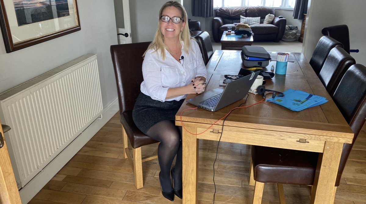smokeyplaces20's tweet image. Sunday night check-in 😊 Working on my next book 📚
White shirt, black skirt, 30 denier black tights &amp;amp; heels 👠
Links: foxygeekgirl.com
 #WritingLife #SundayEvening #AuthorAtWork #OOTDToday #UKLife
