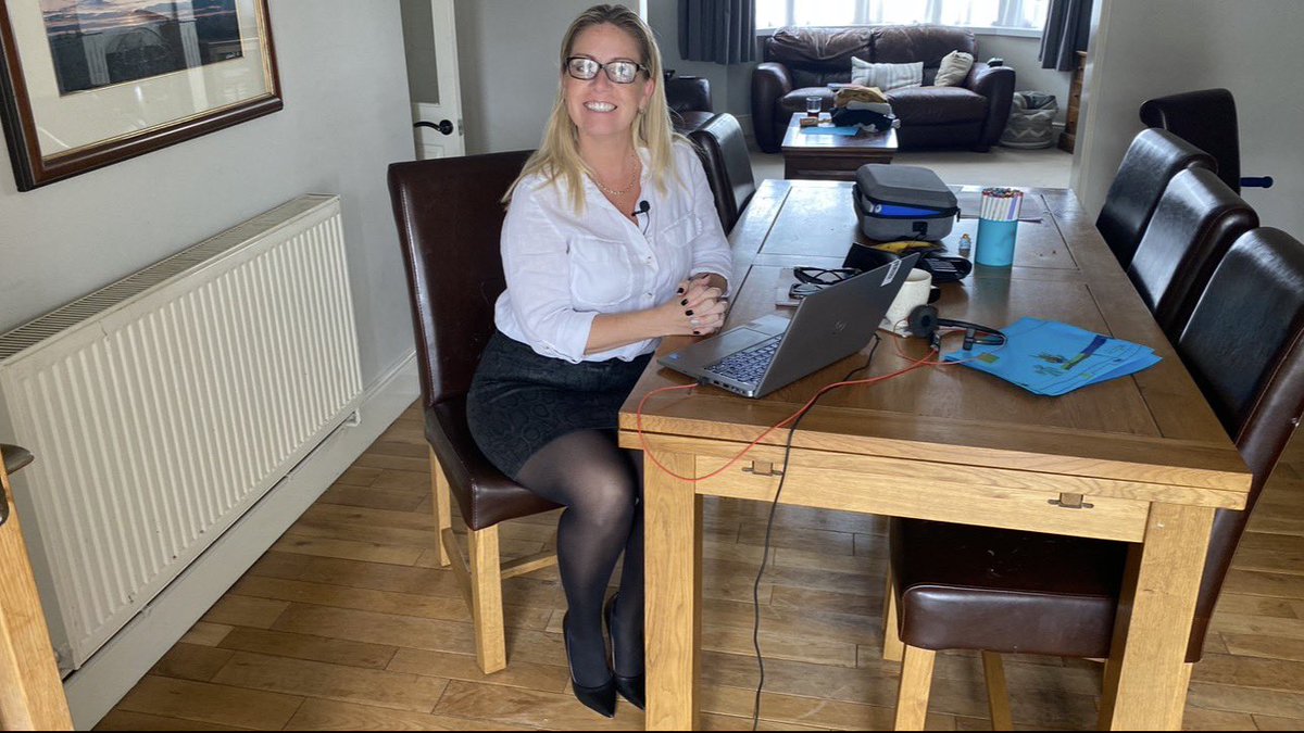smokeyplaces20's tweet image. Sunday night check-in 😊 Working on my next book 📚
White shirt, black skirt, 30 denier black tights &amp;amp; heels 👠
Links: foxygeekgirl.com
 #WritingLife #SundayEvening #AuthorAtWork #OOTDToday #UKLife