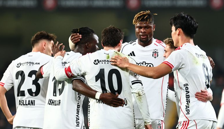 Beşiktaşımız, Başakşehir FK'yı 2-3 mağlup ederek bu rekabetteki lig maçlarındaki galibiyet sayılarında rakibinin önüne geçti (11-10  galibiyet).

Takımımız son üstünlüğünü 13.09.2015'te Mario Gomez'in golleriyle 2-0 kazandığı maçıyla yaşamıştı (4-3 galibiyet).