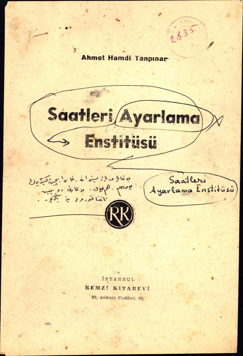 Tanpınar'ın, kapak üzerine eski yazıyla aldığı not:
“Bu kapak yazısını Allah rızası için değiştirin çok mühim. Hem çok. Bu karnı doymuş tahtakurularına benziyor.”