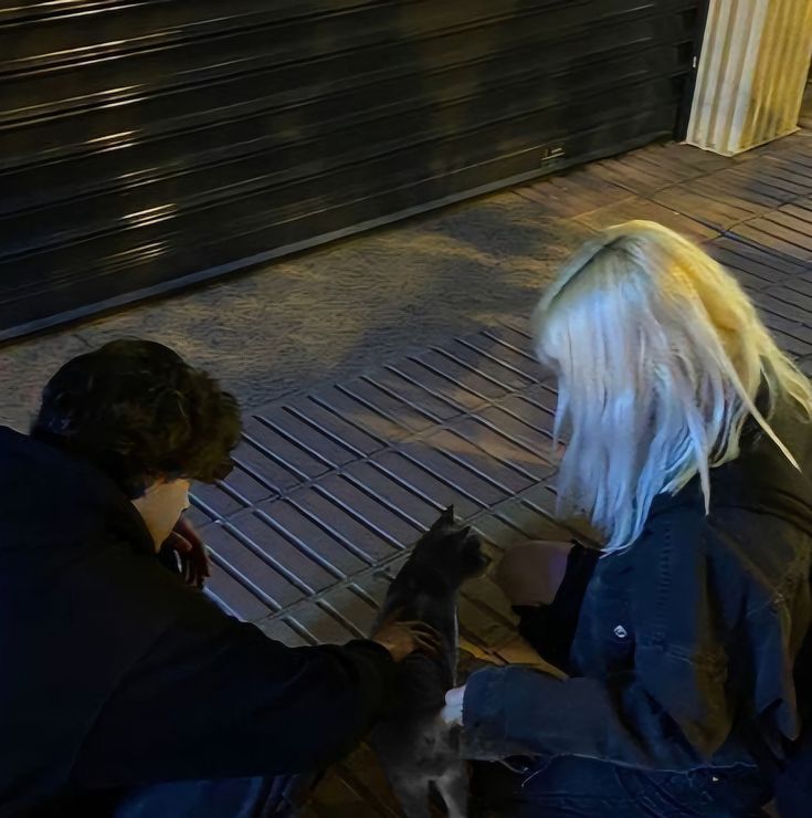 alesempsikolera's tweet image. ⋆ ──  au #ALEVO 📱 

onde Corvo vai mandar mensagem para seu amigo e acada errando o número.

ou

onde Alê recebe mensagem de um número desconhecido.

#HEXATOMBE #Ale #Corvo #PSIKOLERA