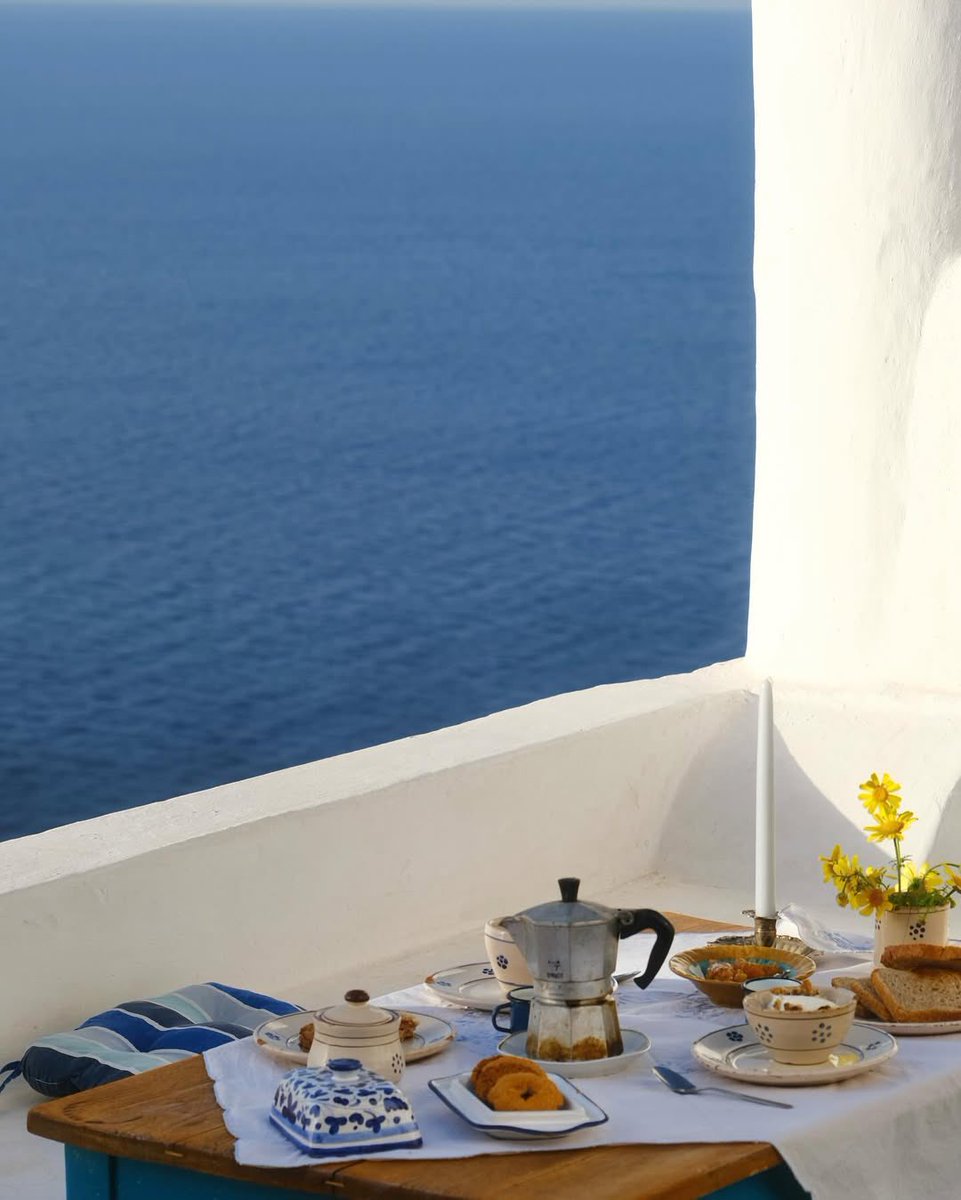 oldstocky's tweet photo. There’s something about blue and white https://t.co/C3rFQpgzDf
