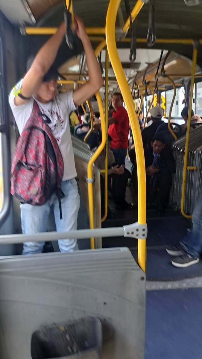 La vida se ríe del gil laburante, acaban de mojarnos a todos en la metrovía...