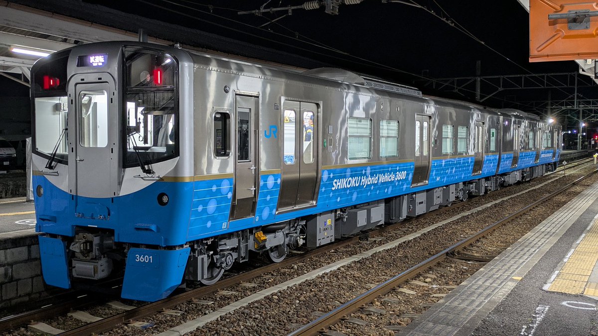 Dc282002E's tweet photo. 2026.2.14,15 位置情報でたまたま見つけたJR四国新型3600系試運転。善通寺駅に停車すると予測し撮影へ。2/14は電車のような加速、2/15はエンジン音全開で加速して行きました。 https://t.co/ZLkZkA8eh9