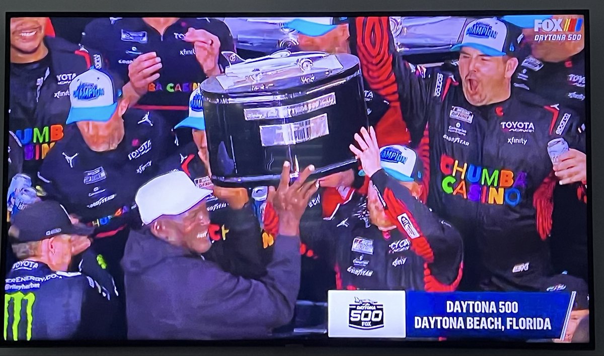 LuFromdade's tweet image. Do not adjust your TV.. Michael Jordan’s Car has won the #Daytona500  

🏆 NCAA Champion at NC Tar Heels 
🏆 6X NBA Champion Chicago Bulls
🏆 2026 Daytona 500 Car Owner
#TheGreatAmericanRace #TheGoat 🐐