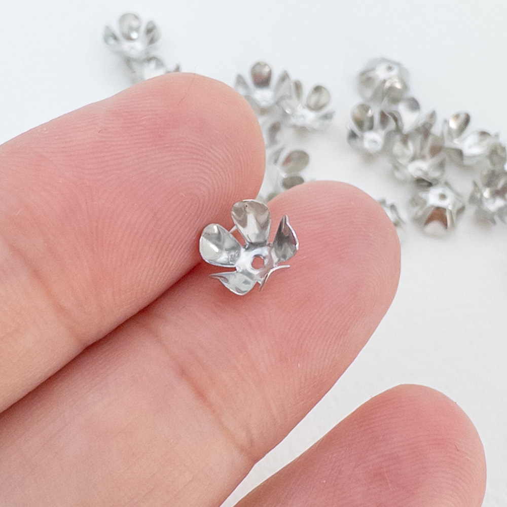 ＊50個＊ 花座 ビーズキャップ 8x4mm アイアン製 シルバー 座金💫

少し大ぶりなビーズキャップです 
ビーズのサイズによって若干でしたら広げてフィットさせることができます😊
minne.com/items/38704929

#ハンドメイド #パーツ #雑貨