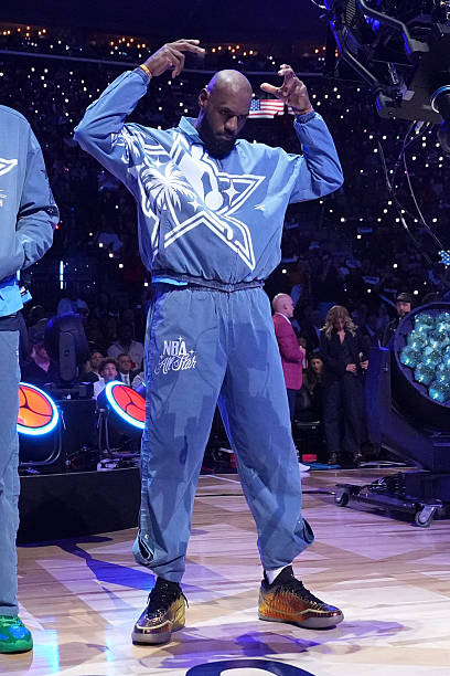 JustFreshKicks's tweet photo. Nike Dri-FIT All-Star Weekend Standard Issue NBA Jacket 💫

https://t.co/XSuDi1sFsG https://t.co/kMd5os6FUa