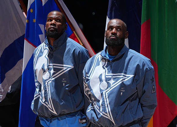 JustFreshKicks's tweet photo. Nike Dri-FIT All-Star Weekend Standard Issue NBA Jacket 💫

https://t.co/XSuDi1sFsG https://t.co/kMd5os6FUa