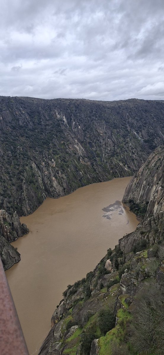 PedroCantuel's tweet photo. Hoy he visitado las dos grandes centrales hidroeléctricas de España, Villarino (810 MW), conectada con el enorme embalse de Almendra, y Aldeadávila (1.200 MW).

Aldeadávila turbinando a tope. El Duero baja con muchísima agua. Toda esta zona de Salamanca es espectacular 👀 https://t.co/n79IZpagN7
