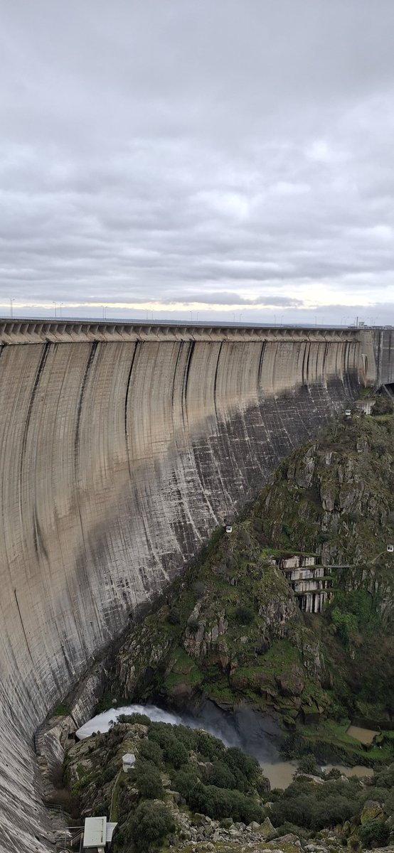 PedroCantuel's tweet photo. Hoy he visitado las dos grandes centrales hidroeléctricas de España, Villarino (810 MW), conectada con el enorme embalse de Almendra, y Aldeadávila (1.200 MW).

Aldeadávila turbinando a tope. El Duero baja con muchísima agua. Toda esta zona de Salamanca es espectacular 👀 https://t.co/n79IZpagN7