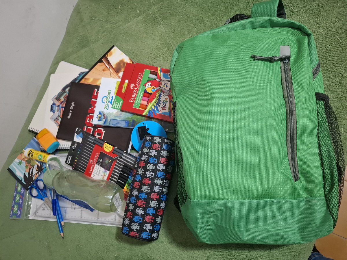 Que buen domingo!
Completé los materiales de la mochila para Mauricio. 
Estoy re contenta de haberme sumado a esta iniciativa, y encima con mochi verde, su color favorito!!!
Ojalá ningún niño se quede sin su mochila para empezar la escuela♥️