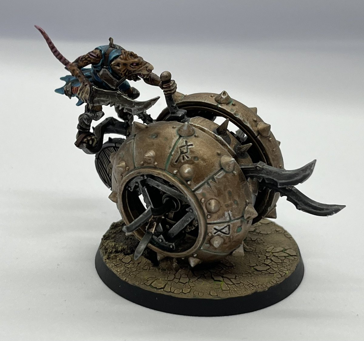 Thanquol79's tweet photo. Well, about three months after I finishing painting the miniature, I have finally put it on a base!
#paintingwarhammer 
#Skaven https://t.co/jbiUHDlvFQ
