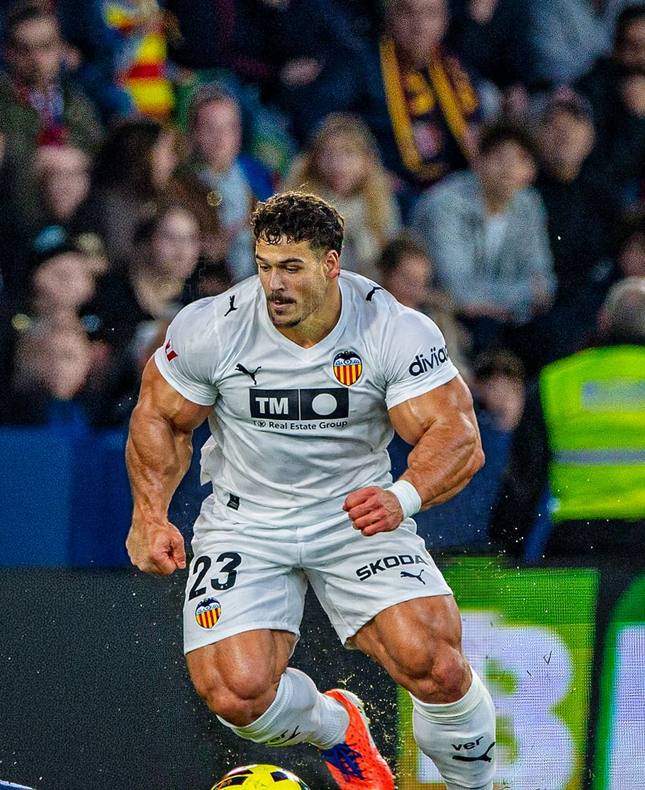 valenciacf's tweet photo. Lo de Ugrinic no tiene ningún tipo de sentido 🏔️ https://t.co/I0WFa3y4KL