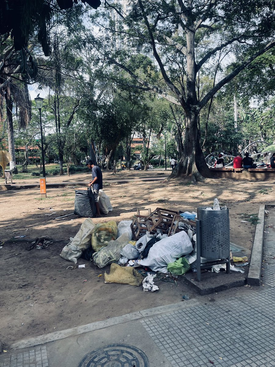 Las basuras son el reflejo en el espejo silencioso de una <a href="/AlcaldiaBGA/">Alcaldía de Bucaramanga</a> que se pudre mientras finge todavía estar en orden.

Al títere <a href="/Cportilla40/">Cristian Portilla</a> se le destruye la ciudad entre la manos.