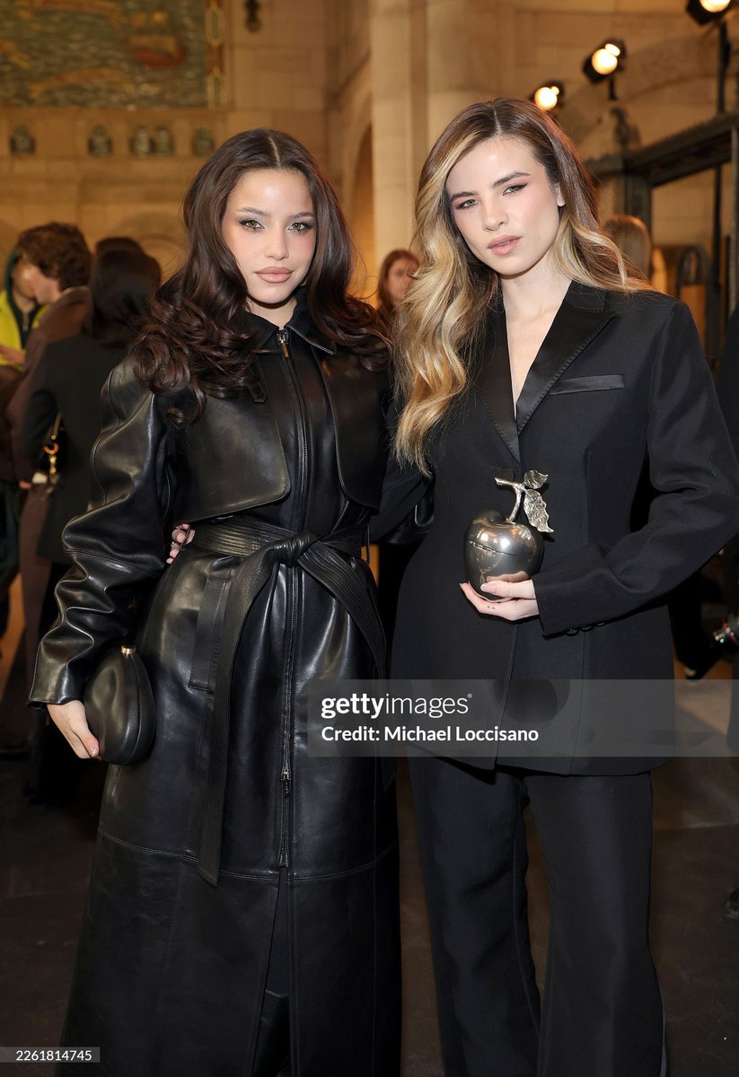 emiliamernesbra's tweet image. Emilia com a Giulia Be no desfile de Cult Gaia #NYFW