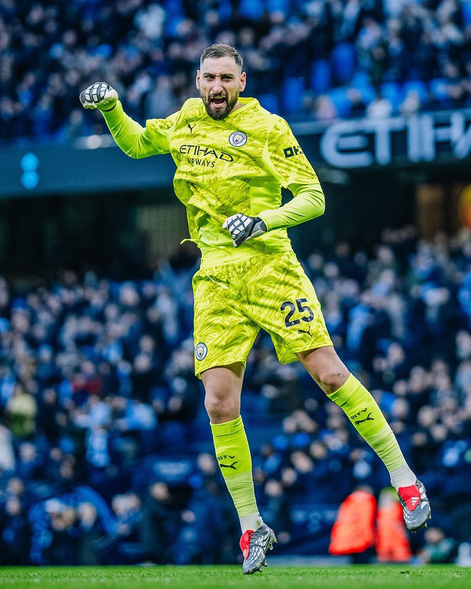 sports_Zlatan's tweet photo. Aerial ability debate 🧤👇🏾

Donnarumma or Benjamin Asare?

One has the height.
One has the presence.

Who actually COMMANDS the box?
 👀🔥 https://t.co/tWJnYC9Wr0