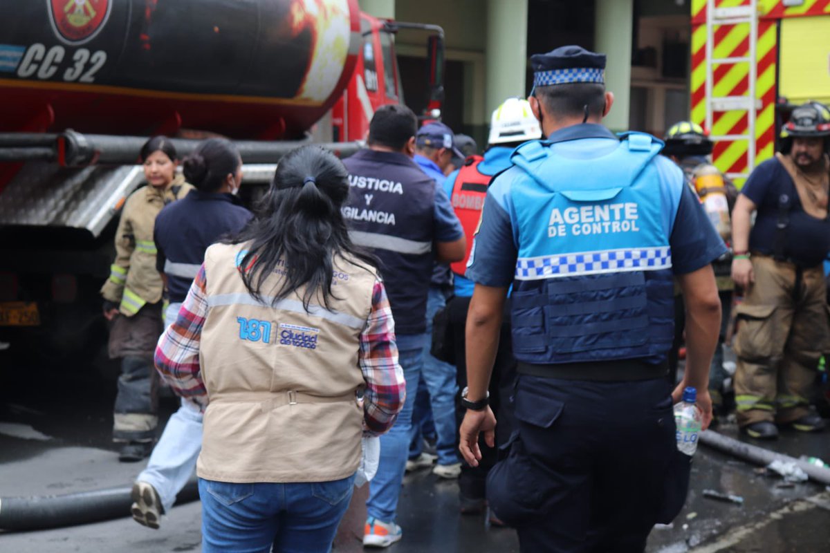 segura_ep's tweet photo. @taticoronelf @aquilesalvarez @alcaldiagye @Ing_Anchundia @BomberosGYE @PoliciaEcuador @ATM_Transito @Proanimal_gye ACTUALIZACIÓN 

Recursos desplegados: 

24 unidades de @BomberosGYE. 
40 Agentes de Control Municipal de #SeguraEP
12 patrulleros de @ATM_Transito. 
2 recursos de @Proanimal_gye. 
2 tanqueros de la dirección de Obras Públicas de la @alcaldíagye
10 tanqueros de @interagua 
⤵️ https://t.co/iB89fgFrUy