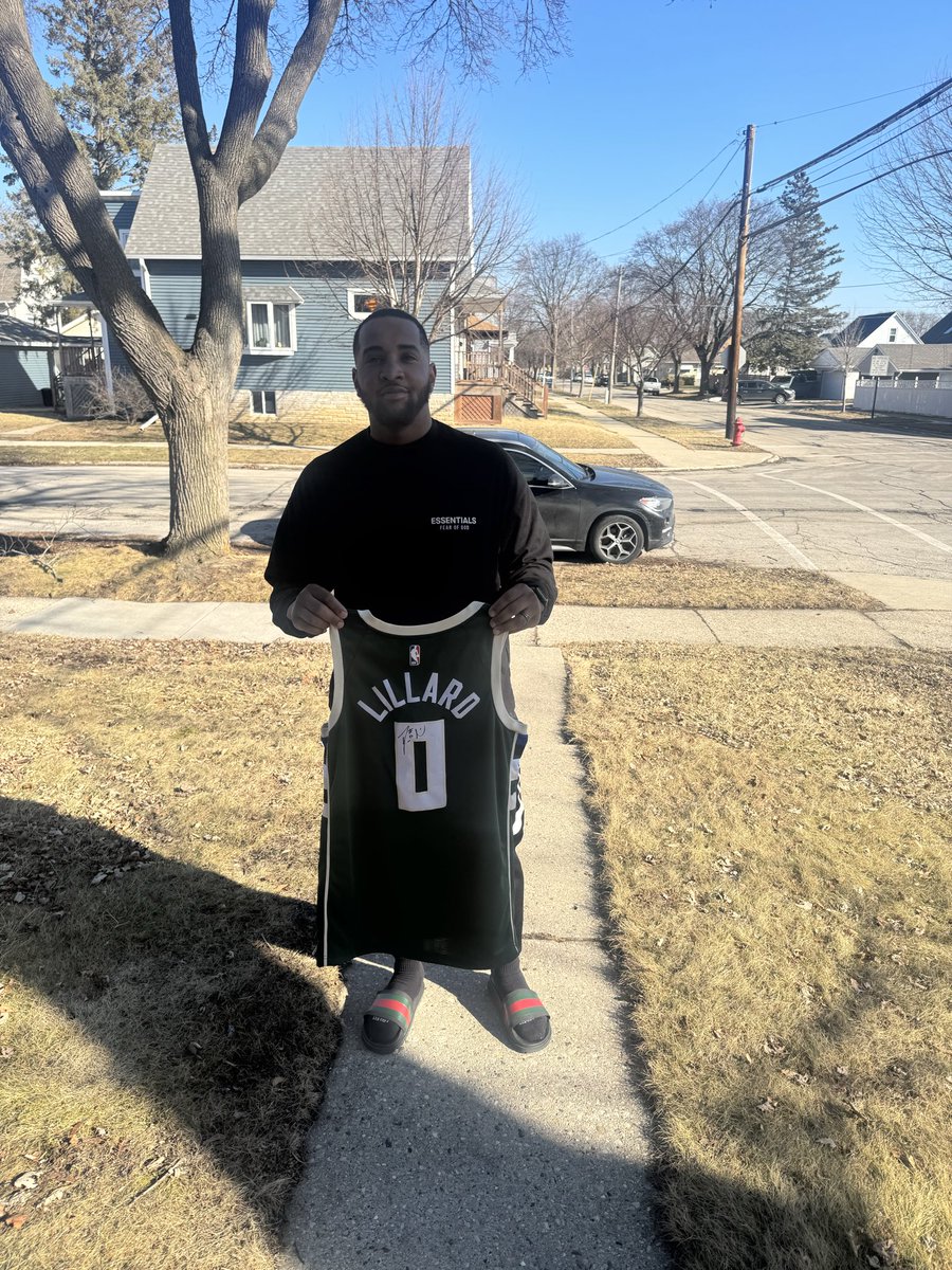 TrippyTrav414's tweet photo. @Dame_Lillard  Been a believer in the bro!!! #3PtChamp #3x  Appreciate the signature before your PortLand @ Bucks game!! 🦾🫡✅🚀 #SOLID #RIGHTONE https://t.co/45Ht0BocCC