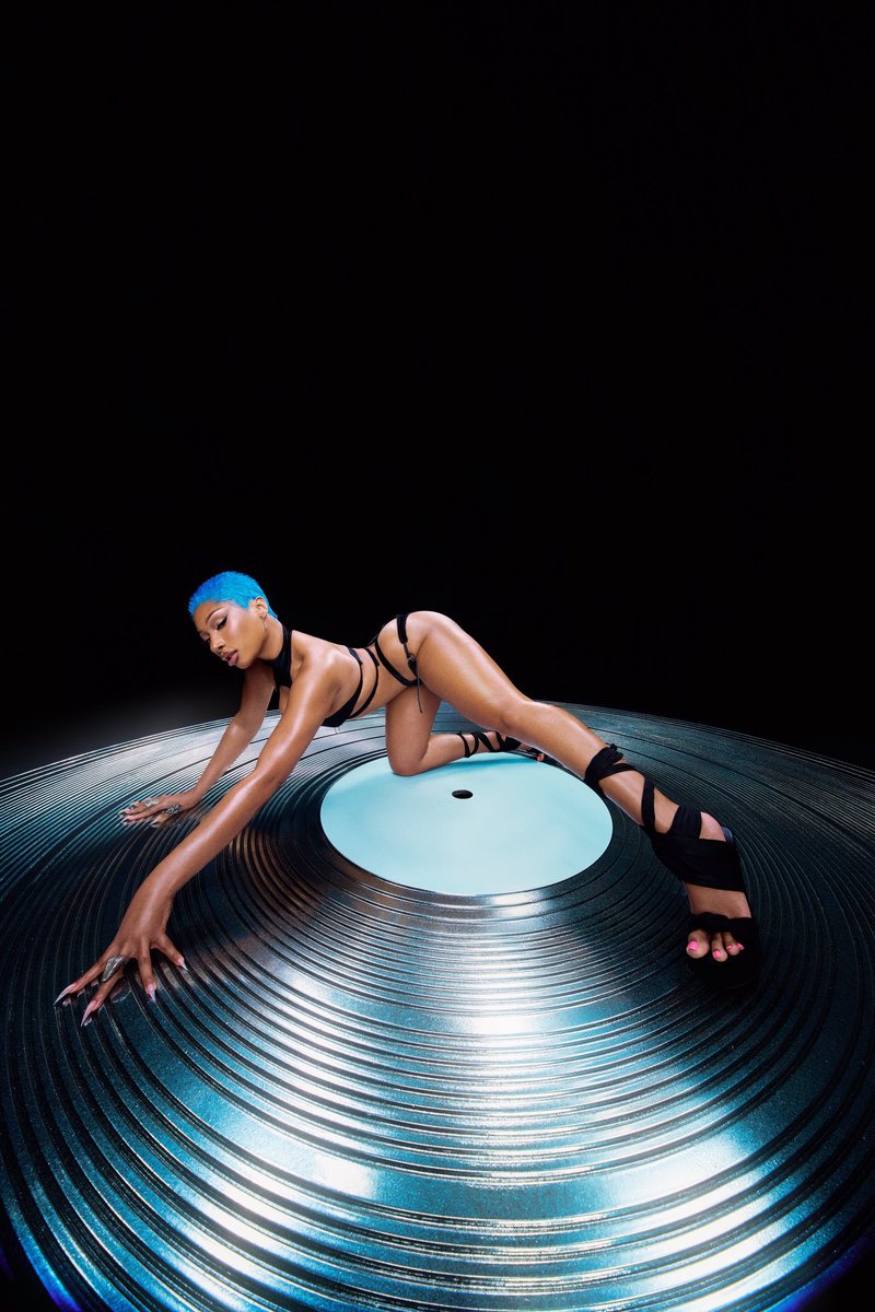 these girls aren’t seeing her.