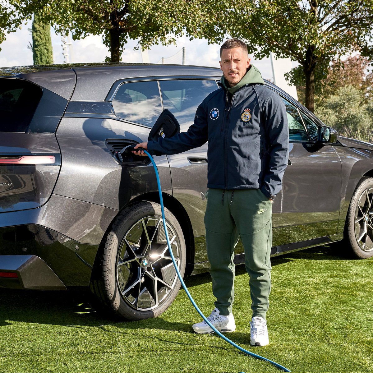 🚨 Eden Hazard emeklilik hayatı hakkında konuştu: 

🗣️ "Hayat çok hızlı geçiyor, özellikle futbolda. Dün 19 yaşındaydım, bugün 35 yaşındayım."

"Şu an hayatım oldukça basit. Beş çocuk babasıyım. Şu anda bir futbolcudan çok bir taksi şoförüyüm, ama sorun değil."