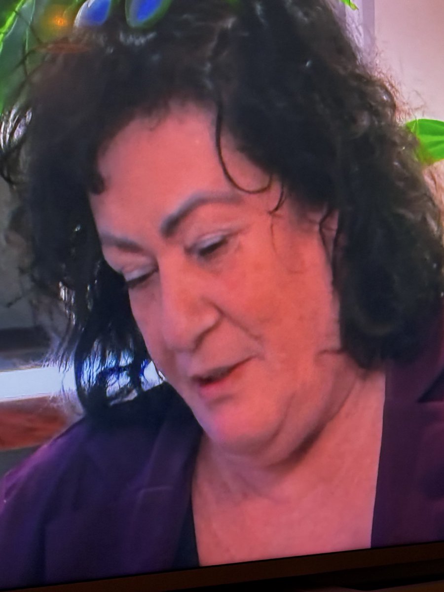 Vooral T. V blijven kijken peoples ✌️