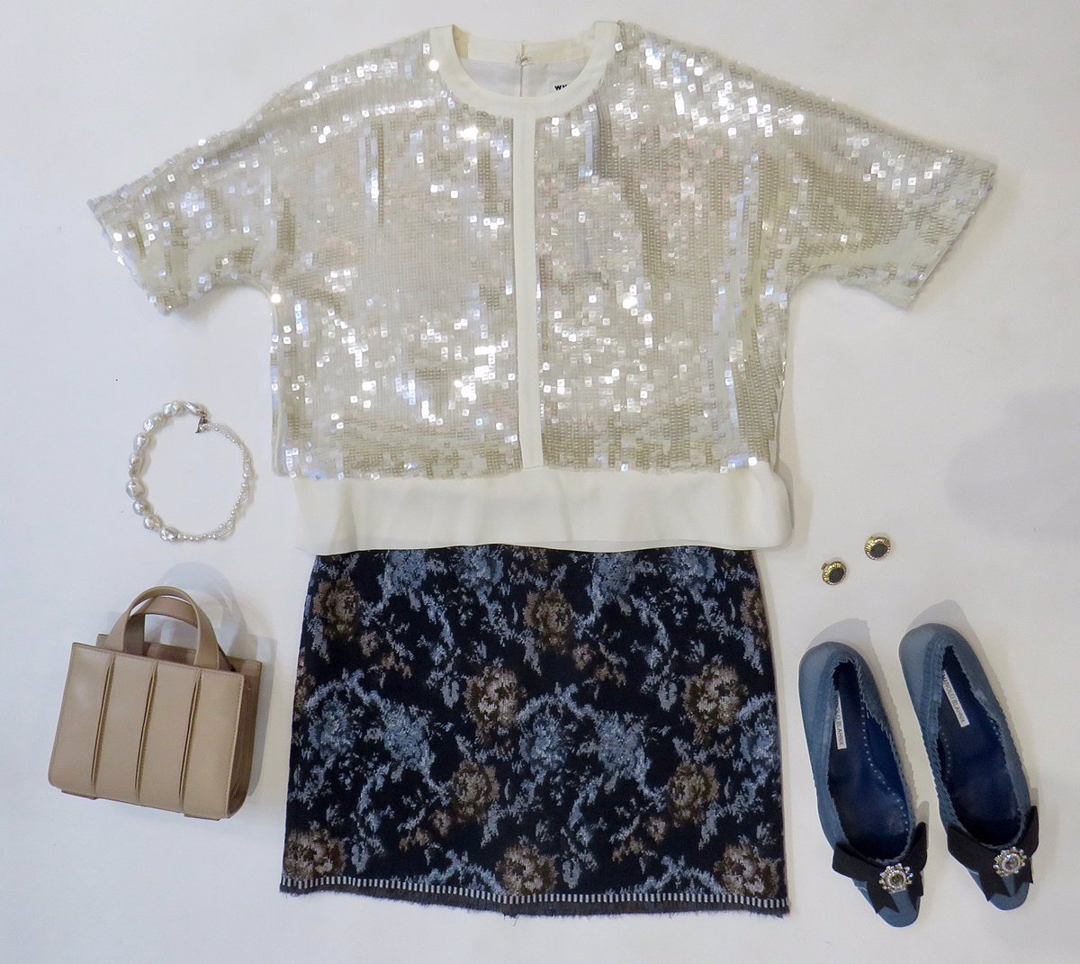 Beautiful shoes inspired by Marie Antoinette from Manolo Blahnik 💎👑💎 #Whistles  tee, £60, UK 8 💎 #OHoDame skirt, £60, UK 10 💎 #ManoloBlahnik flats, £500, EUR 41 💎 #MaxMara Whitney bag, £250 💎 #CompletedWorks Pearl necklace, £200 💎 &amp; #Givenchy earrings, £150 💎 #ootd