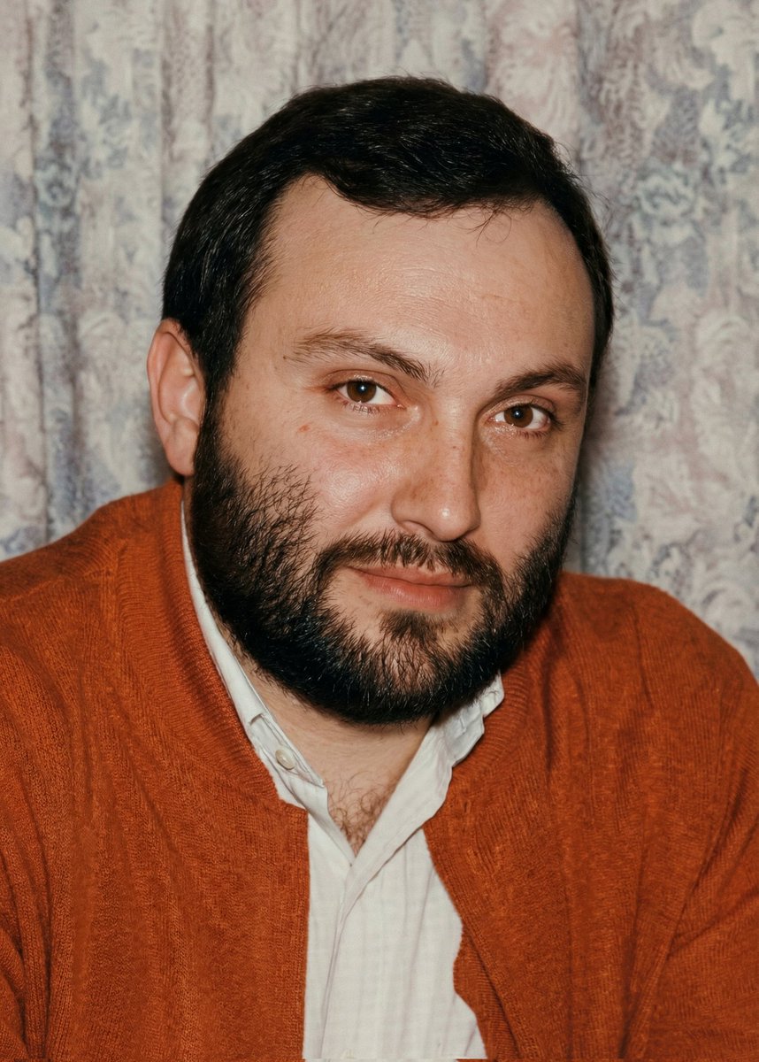 "Sadıklar, şahitler, önderler onlar.
Ateşte İbrahim, denizde Musa, kuyuda Yusuf’tular.
Kerbela’da Hüseyin’di onlar
Şahitler, önderler, ölümsüz şehitler.
Onlar yetim bebeklerin şerefli intikamı; mazlumun feryadının cevabıdırlar."