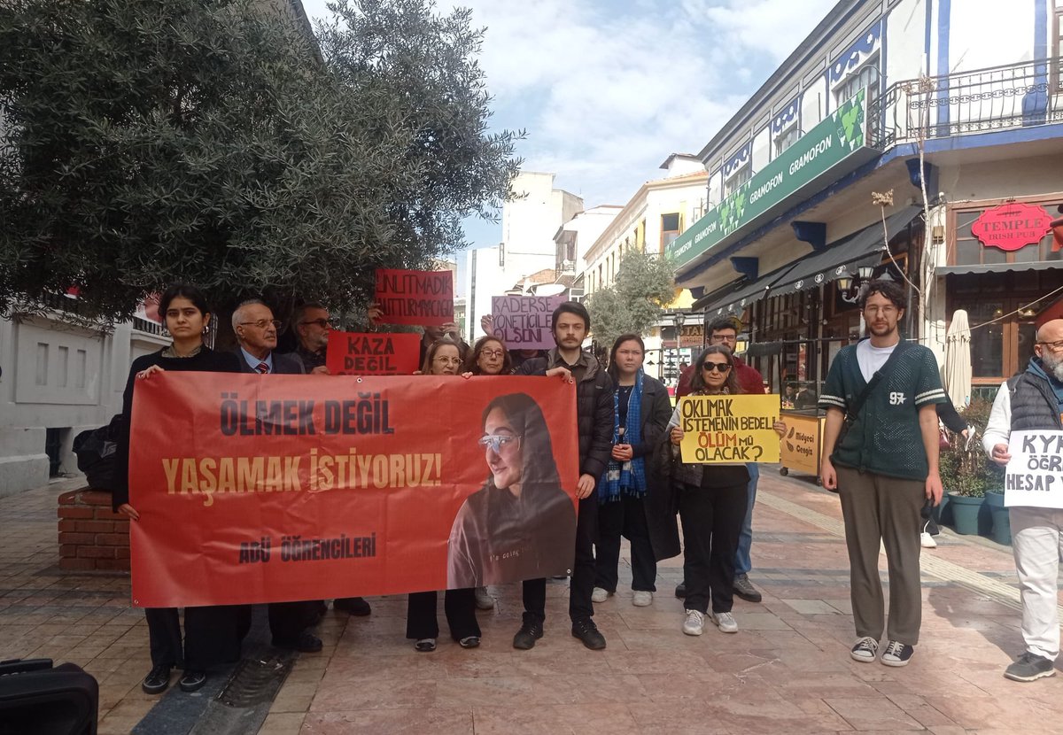 Devgencliler4's tweet photo. BİR CEZA İSTİYORUZ!

15 Şubat'ta Aydın'da ADÜ öğrencilerinin, katledilen sıra arkadaşımız Zeren Ertaş için düzenlediği basın açıklamasındaydık.

Tehditlere, baskılara boyun eğmiyoruz!
17 Şubat'ta İzmir'de Zeren'in mahkemesinde olacağız.
Zeren İçin Adalet İstiyoruz, Alacağız! https://t.co/3o2lywoj02