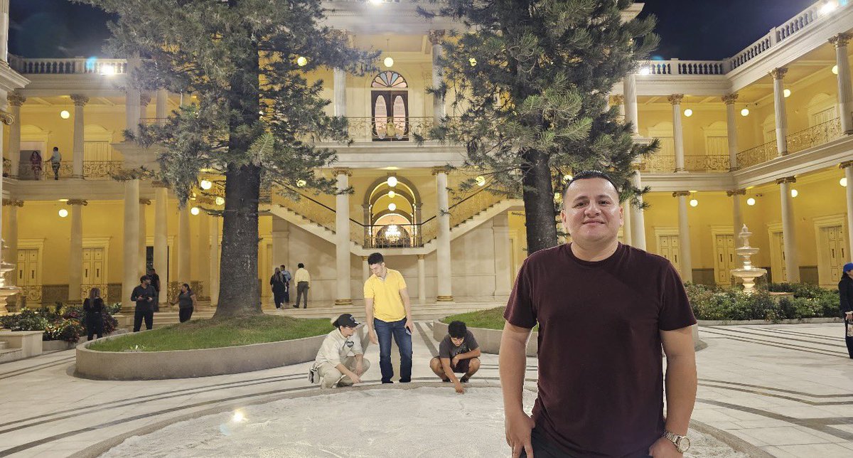 Hace unos meses, por el centro histórico de San Salvador. Era un viernes, cerca de la medianoche, salíamos de una transmisión. Hicimos el recorrido por el Palacio Nacional, la biblioteca, caminamos por las peatonales. Niños y adultos, a esa hora y con una sensación de total