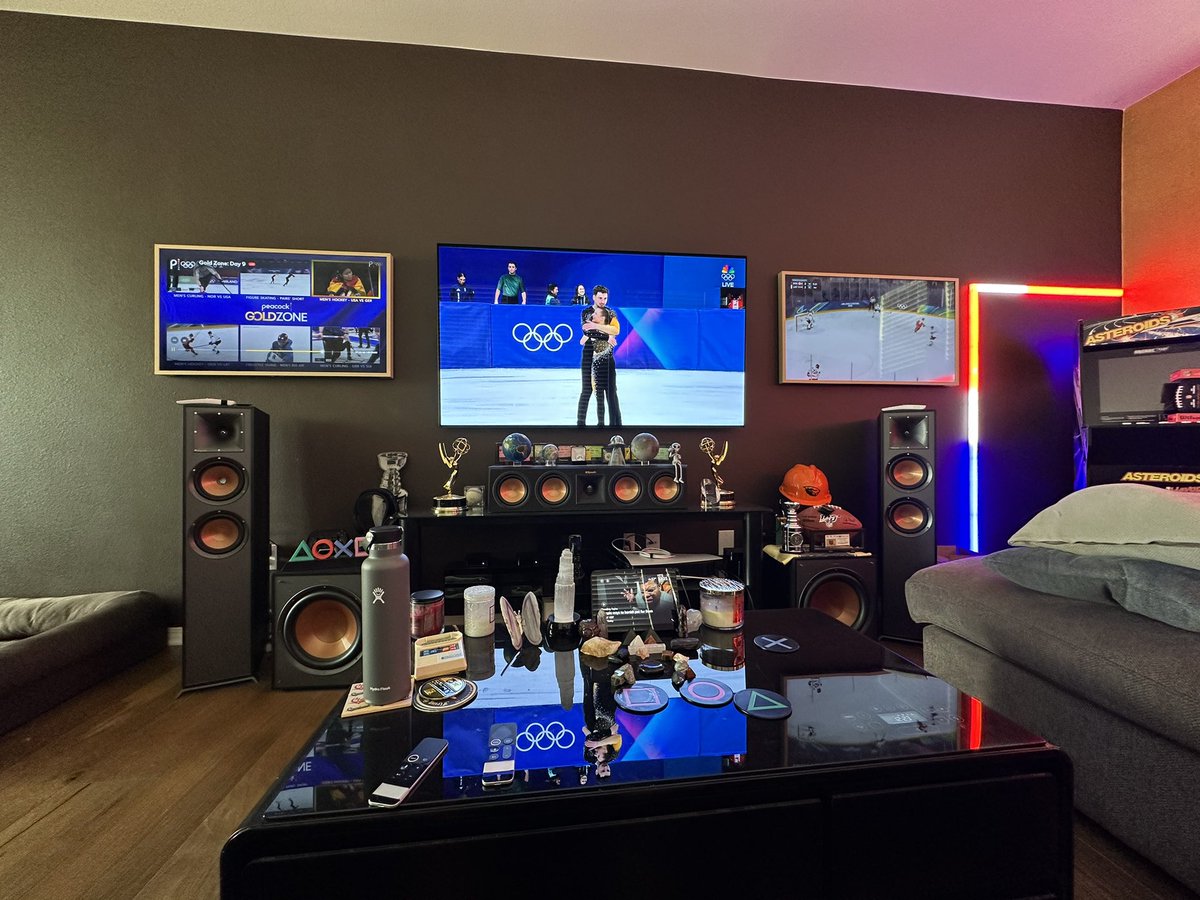 Olympic Sunday here in the Dawg Pound.
Keep crushing it <a href="/ScottHanson/">Scott Hanson</a> &amp; the Gold Zone crew!!! #GoldZone 🇺🇸