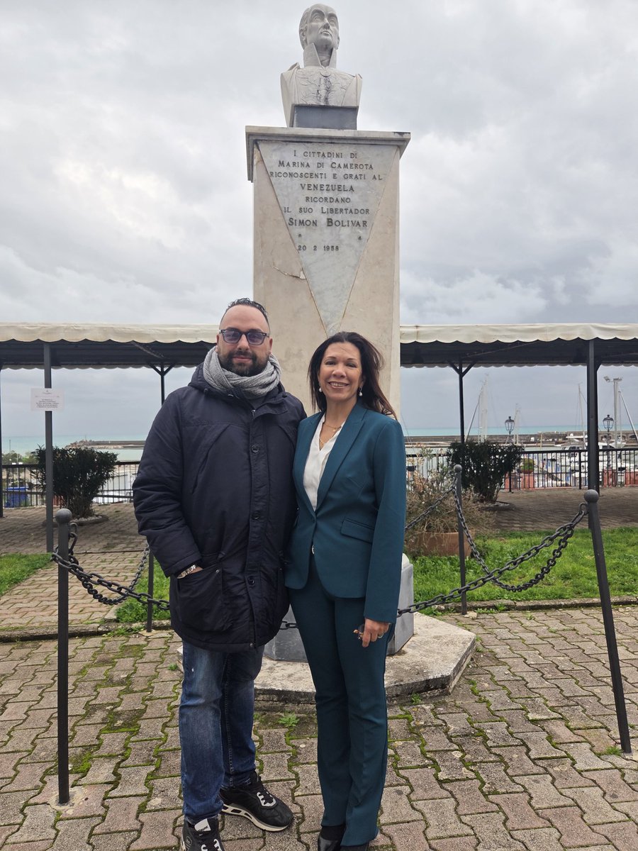 Que honor este homenaje al busto dedicado a Simón Bolívar, símbolo de libertad para America, erigido en 1958 por la comunidad ítalo-venezolana.
Un momento intenso que refuerza el vínculo histórico entre Italia y Venezuela, entre Marina di Camerota y la diáspora venezolana en el