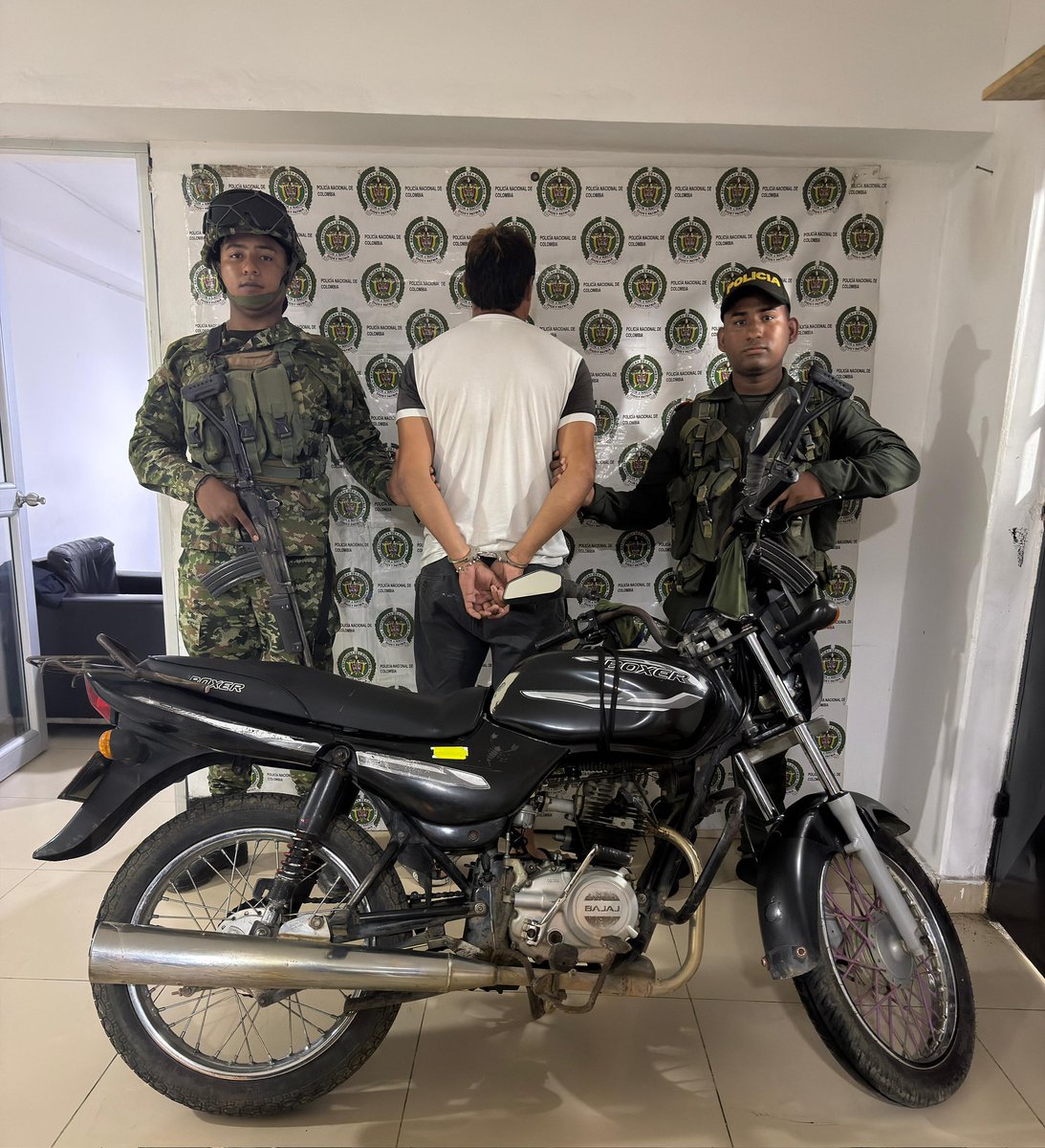 👮‍♂️🚓 La <a href="/PoliciaColombia/">Policía de Colombia</a> capturó en el corregimiento de #Mingueo a un hombre de 46 años por receptación y recuperó una motocicleta hurtada, gracias a los controles permanentes que fortalecen la seguridad y la tranquilidad ciudadana. ✅🔍
#Seguridad #S2D