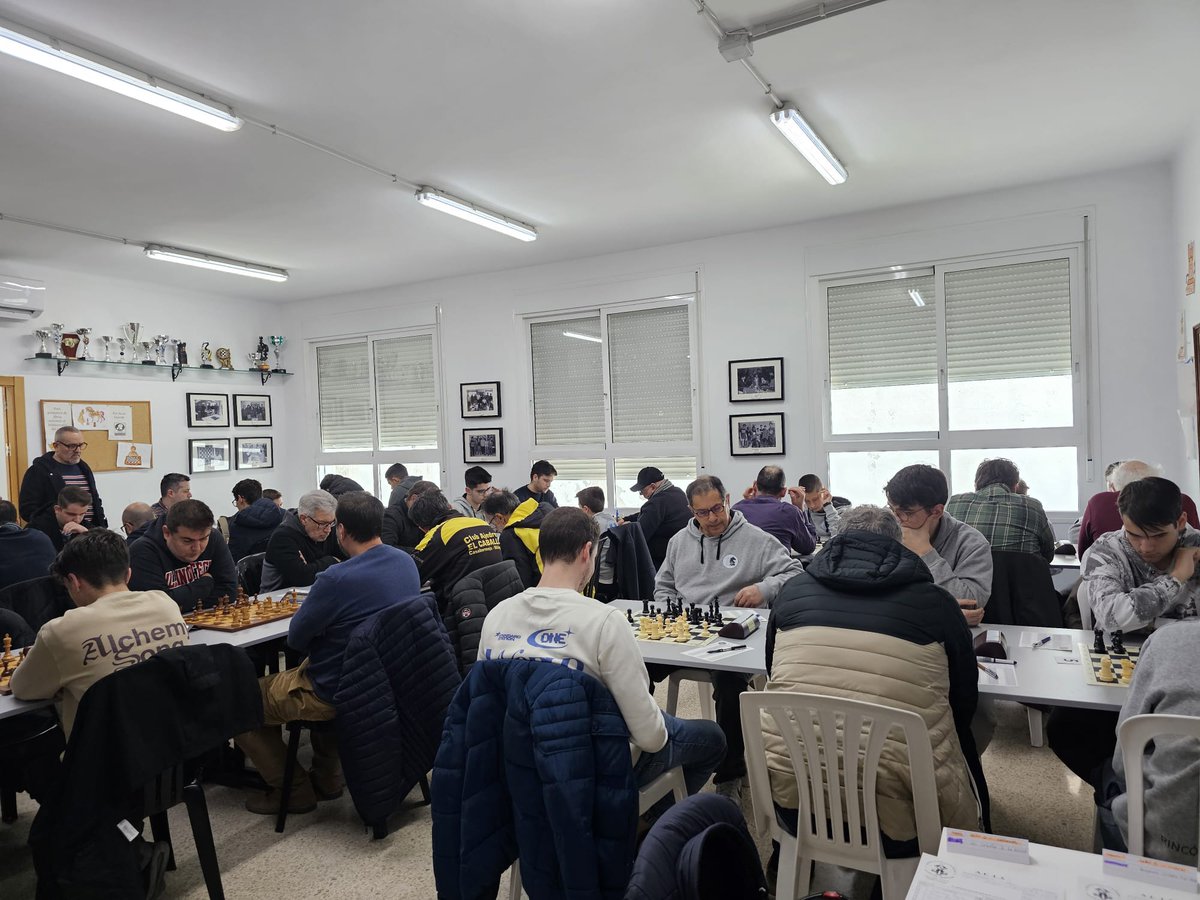 AjedrezCoin's tweet photo. El Campeonato por Equipos en todo su esplendor...
48 jugadores de 10 equipos se han dado hoy cita en las instalaciones del Club Ajedrez Coín.
43 jugadores alineados en nuestros 9 equipos.
¡¡Todo un reto organizativo !!
@DeportesDipMlg  @Fadajedrez @DelegMalagaAjed https://t.co/S0H9gUfTtL