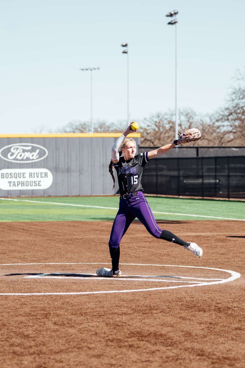 sfa_softball's tweet photo. Flicks from Game 1 📸

#AxeEm https://t.co/5B0fSxKyol