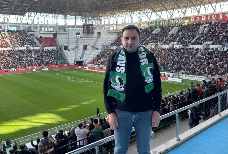 aslanferit21's tweet photo. Amedspor-Sakaryaspor maçında dikkat çeken bir kare.Hiç bir kulübün forma,kaşkol ve bayrağı ile girilmesi yasak olan protokole Hilvan Kaymakamı kaşkol ile oturup poz https://t.co/3kWEjHjitTçen sezon eş başkan Doğan Hatun forma nedeniyle alınmamış, taraftar ile maçı izlemişti. https://t.co/8cpoZo0MeZ