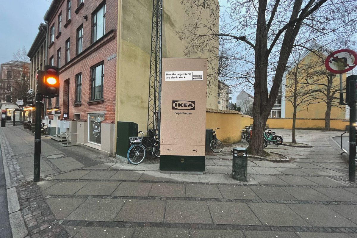 Kulturlesite_'s tweet photo. 👀 La nouvelle campagne publicitaire de IKEA à Copenhague avec des emballages XXXL. https://t.co/jWxqCV5nHg