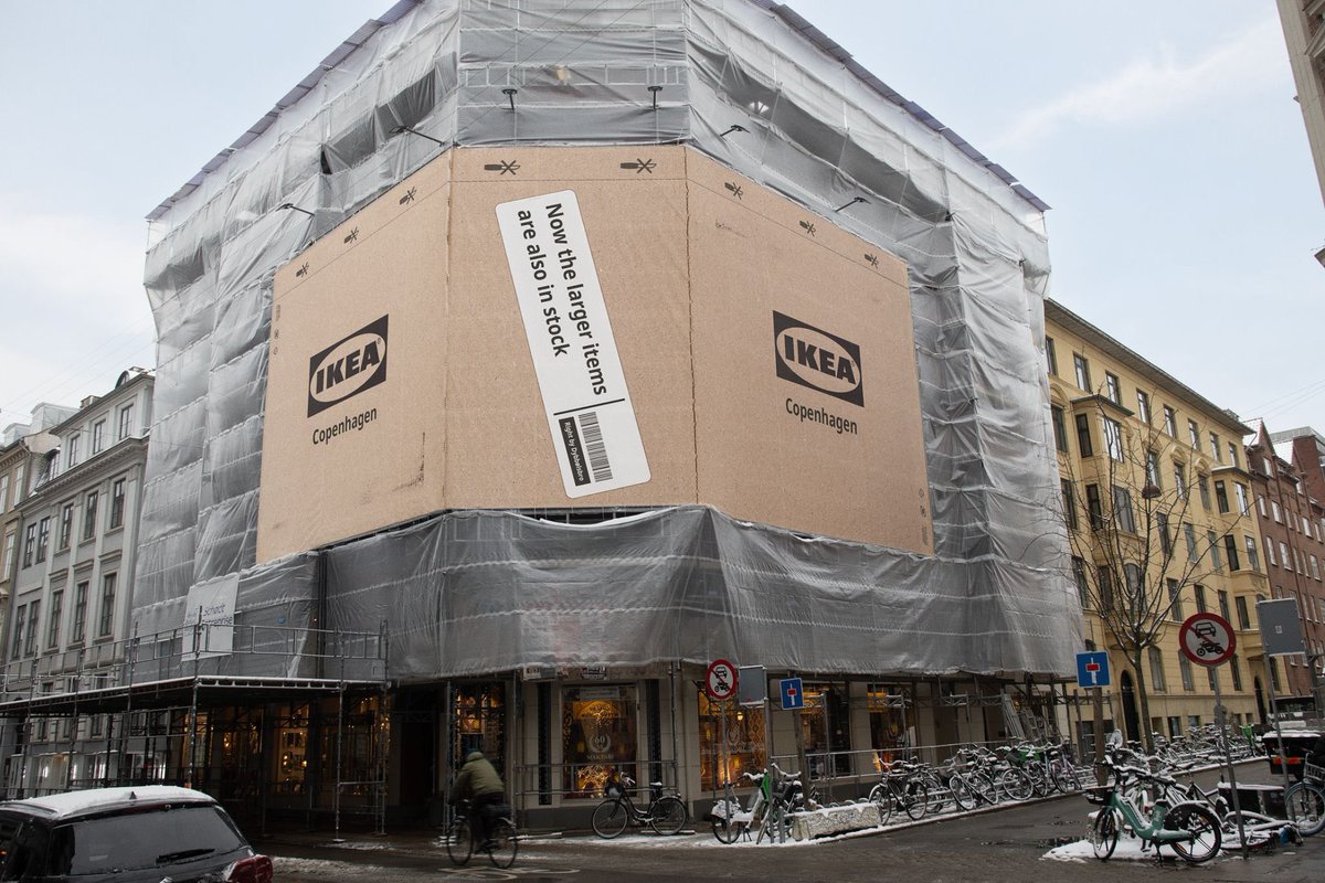 Kulturlesite_'s tweet photo. 👀 La nouvelle campagne publicitaire de IKEA à Copenhague avec des emballages XXXL. https://t.co/jWxqCV5nHg
