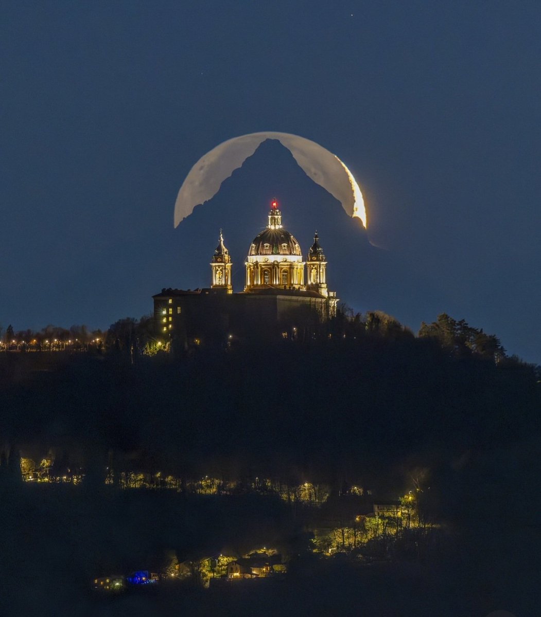 Εξι χρονια χρειαστηκε ο ιταλος φωτογραφος Valerio Minato για να πετυχει το απολυτο "καδρο",την Σεληνη,το βουνο Monviso και την Βασιλικη της Superga στο Τορινο,σε πληρη ευθυγραμμιση.