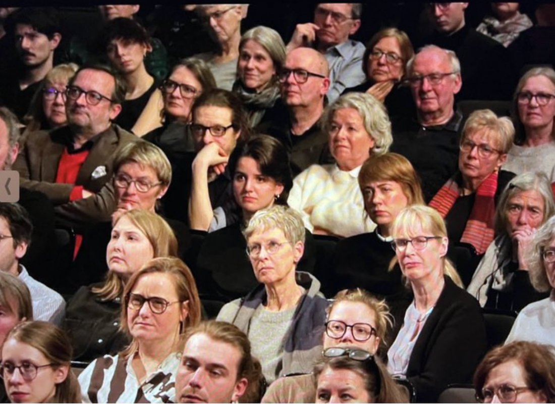 🟥 𝗗𝗲𝗿 𝗘𝗺𝗽𝗼̈𝗿𝗹𝗶𝗻𝗴. 𝗟𝗮𝘂𝘁, 𝗮𝗯𝗲𝗿 𝗻𝘂𝗿, 𝘄𝗲𝗻𝗻’𝘀 𝘂𝗺 𝗶𝗵𝗻 𝘀𝗲𝗹𝗯𝘀𝘁 𝗴𝗲𝗵𝘁.

Es gibt eine neue Spezies: den Empörungsbürger.
Laut, moralisch und immer das Opfer im eigenen Drehbuch.

Er kämpft gegen Ungerechtigkeit, solange sie nichts kostet.
Haltung?