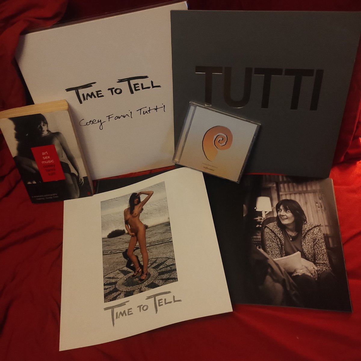 Pronto en Loop Music Magazine: <a href="/coseyfannitutti/">Cosey Fanni Tutti</a>  y su último álbum 2t2.